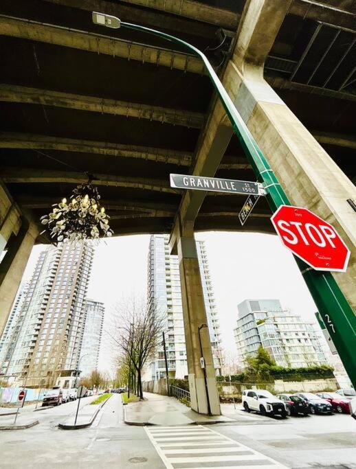 Cozy One Bedroom Suite Downtown Vancouver Exterior photo